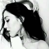 一个男人握着加温的啤