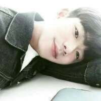 帅得好累，趴会儿。 手机里放的歌代表的痛