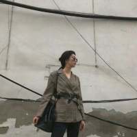 以前耳朵馋 话和歌都贪婪 现在嘴巴怂 想... 原以为我们慢慢的走，
