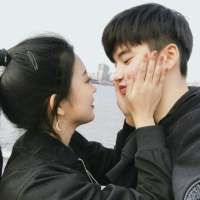 拿图给花。 What kind