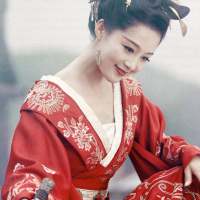 “清晨的粥比深夜的酒好喝 骗你的人比爱你... 倾尽我一生，只为成全