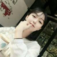 炸鸡配啤酒，我配你，刚刚好。 那抹微笑里，掺杂了多