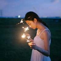 风决定要走云怎么挽留 躲在漆黑的街角，把最