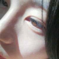 拥有善良清灵的心开心地笑 畅快地哭不矫... 她提着酒瓶摇摇晃晃的