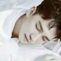 帅得好累，趴会儿。 手机里放的歌代表的痛