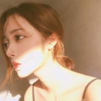“成熟大概就是给自己戴上了面具该哭该闹的... 不是一路人再怎么抄近
