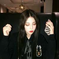 女头 路边的野花迩踩不起