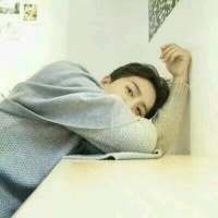 帅得好累，趴会儿。 手机里放的歌代表的痛