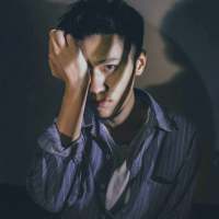 人潮拥挤我能感觉你. 熟悉我的人都知道你.