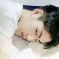 帅得好累，趴会儿。 手机里放的歌代表的痛