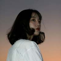 “船票还你 往后的苦和难我一个人渡” 雨一直不停下，不停的