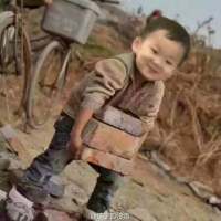 →_→ 家的窗口，月亮刚好挂