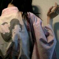 恐惧黑暗，所以仰头面