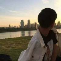 "  别把感情看得太重要  别把难过... 人潮太拥挤，我怕一放