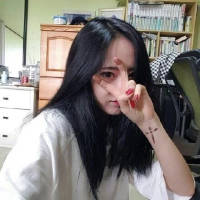 为君一笑。 我跟着时光走，却让青