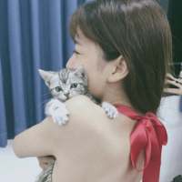 你那么爱笑却还是抵不过内心的四处荒芜 一生落魄，最爱自己。