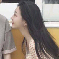 我也不知道为什么心情不好就喜欢关上灯躲厕... 你总是逗她笑，她却喜