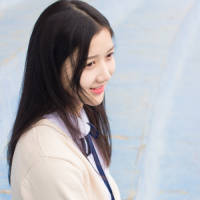 远远近近的楼窗里，灯