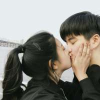 拿图给花。 What kind