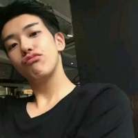 "  别把感情看得太重要  别把难过... 人潮太拥挤，我怕一放