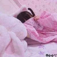 安琪拉以前有一只小熊跟着她 她总是说 你看... 爱你这件事就深藏在心