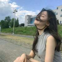 以前耳朵馋 话和歌都贪婪 现在嘴巴怂 想... 原以为我们慢慢的走，