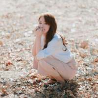 感情不必拿来慷慨 深情何须用来显摆 我从不奢望从你那里得