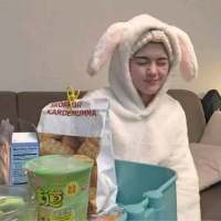 少女:暑假快乐嘞 玩累了吧，该散了吧。
