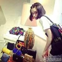 八月的风 拿望眼镜看别人，拿放
