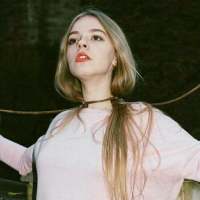 黛色浅浅映桃花，片片