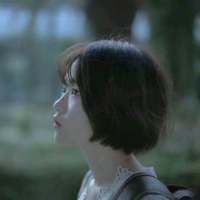 以前耳朵馋 话和歌都贪婪 现在嘴巴怂 想... 原以为我们慢慢的走，