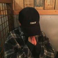 买冰淇淋吃，旁边有一