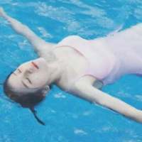 做梦都会变成小孩  梦里的天是彩虹色梦... 总有那么一些人，是我