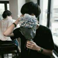 只是依旧静默，流离在