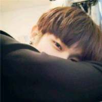 帅得好累，趴会儿。 手机里放的歌代表的痛