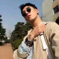 "  别把感情看得太重要  别把难过... 人潮太拥挤，我怕一放