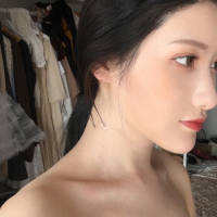 擦去脸上的泪水，却带