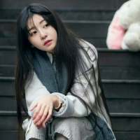 女头 | 一头撞进风里，像撞进什么人怀里。... 短亭白袖舞乱惊枝相思