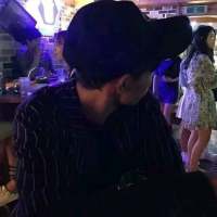 男头 耳朵塞满孤独 我听不