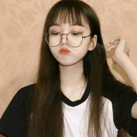 趁你还年轻去绿你想绿的人 两个人各怀心事相拥在