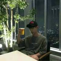 "  别把感情看得太重要  别把难过... 人潮太拥挤，我怕一放