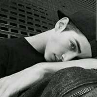 帅得好累，趴会儿。 手机里放的歌代表的痛