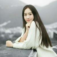 -、- 灰白色的烟灰缸，承载