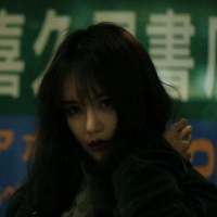 那个酒馆的老板娘生得一副好模样唇红齿白眉... 孤独不是封闭，痛苦不