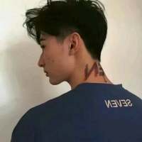 "  别把感情看得太重要  别把难过... 人潮太拥挤，我怕一放