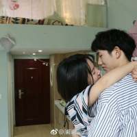 想把你藏在我的梦里 天亮也带不走你 前一秒钟我们是幸福的