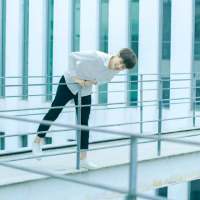 【清新男生头像】白衬衣的你还是那么好看。 摇下过度坚强，透彻才