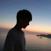 买冰淇淋吃，旁边有一