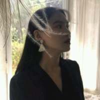 太廉价的糖总归没有那么甜。 你从陌生走来又重复着