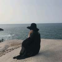 妆罢低声问夫婿 画眉深浅入无时. 那风景再美 哪及你般